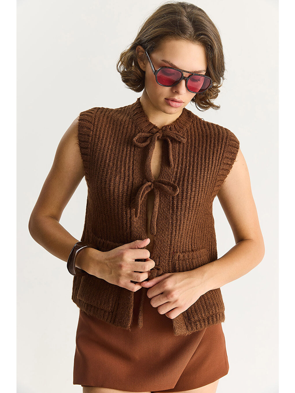 Kahverengi Kadın Önden Bağlamalı Cep Detaylı Triko Yelek-3