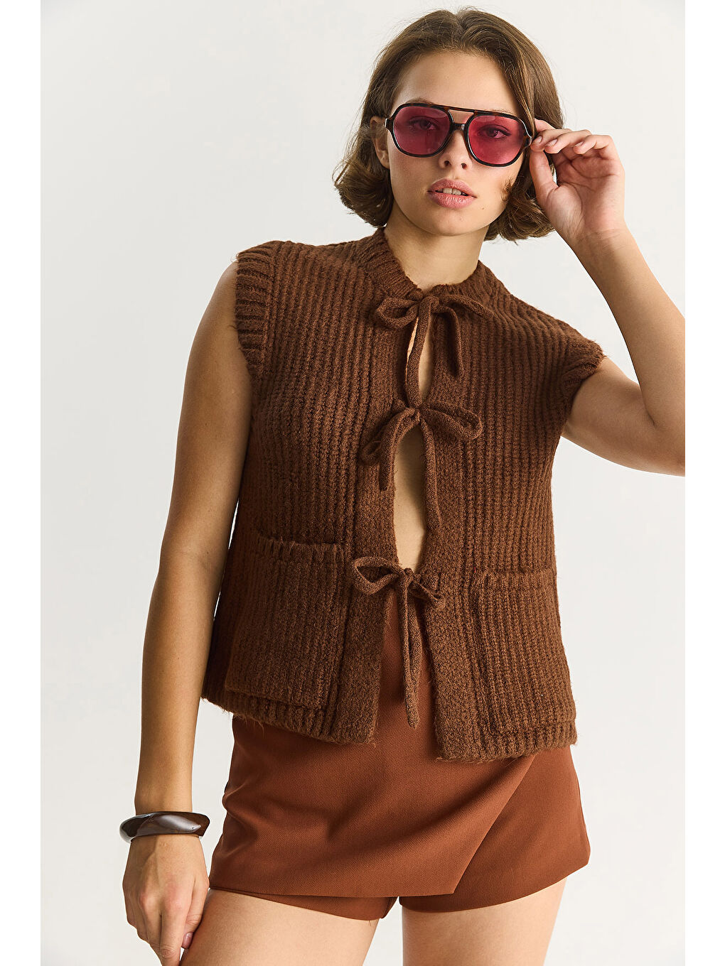 Kahverengi Kadın Önden Bağlamalı Cep Detaylı Triko Yelek-4