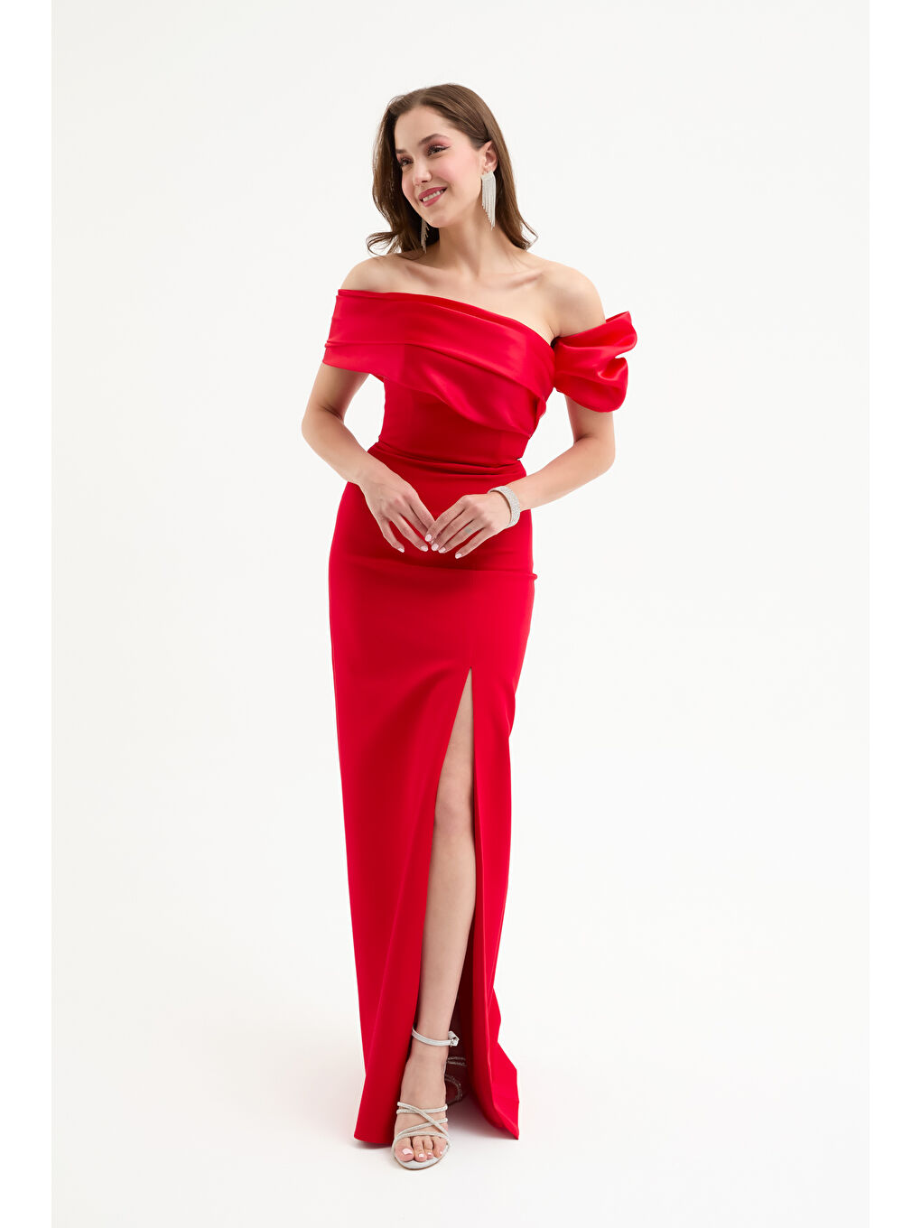 Kadın Kırmızı Yaka Detaylı Yırtmaçlı Uzun Abiye Elbise-1