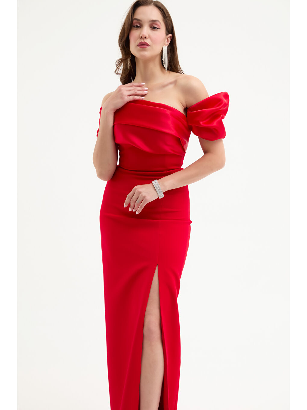 Kadın Kırmızı Yaka Detaylı Yırtmaçlı Uzun Abiye Elbise-2