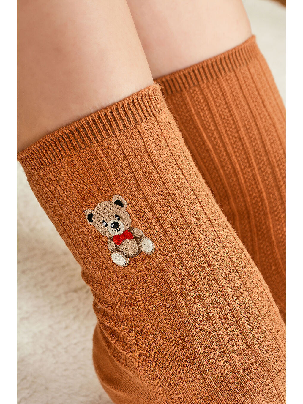 Turuncu Nakışlı Ayıcık Desenli Uzun Soket Çorap-1