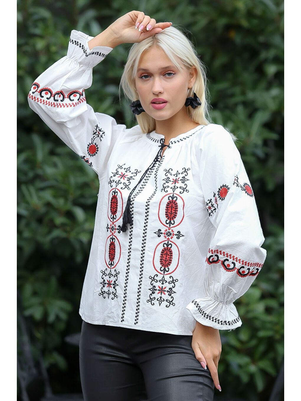 Beyaz Bisiklet Yaka Uzun Kol Bağlamalı Püsküllü Nakışlı Standart Casual Pamuk Dokuma Bluz