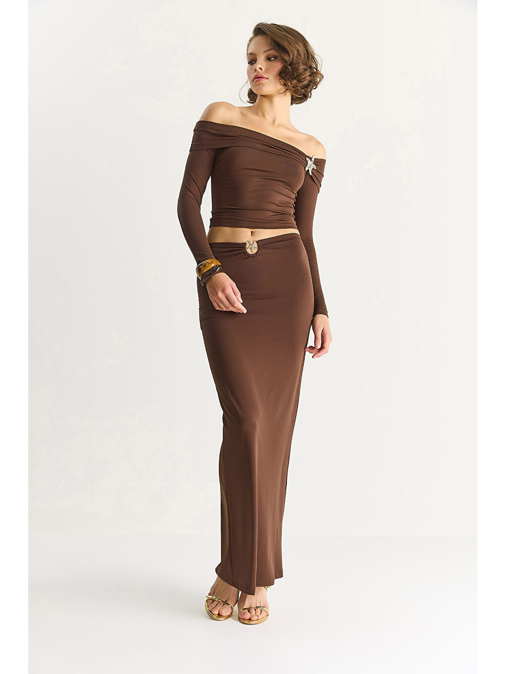 Kahverengi Kadın Aksesuar Detaylı Degaje Yaka Bluz Uzun Etek Elastanlı Saran Takım-1