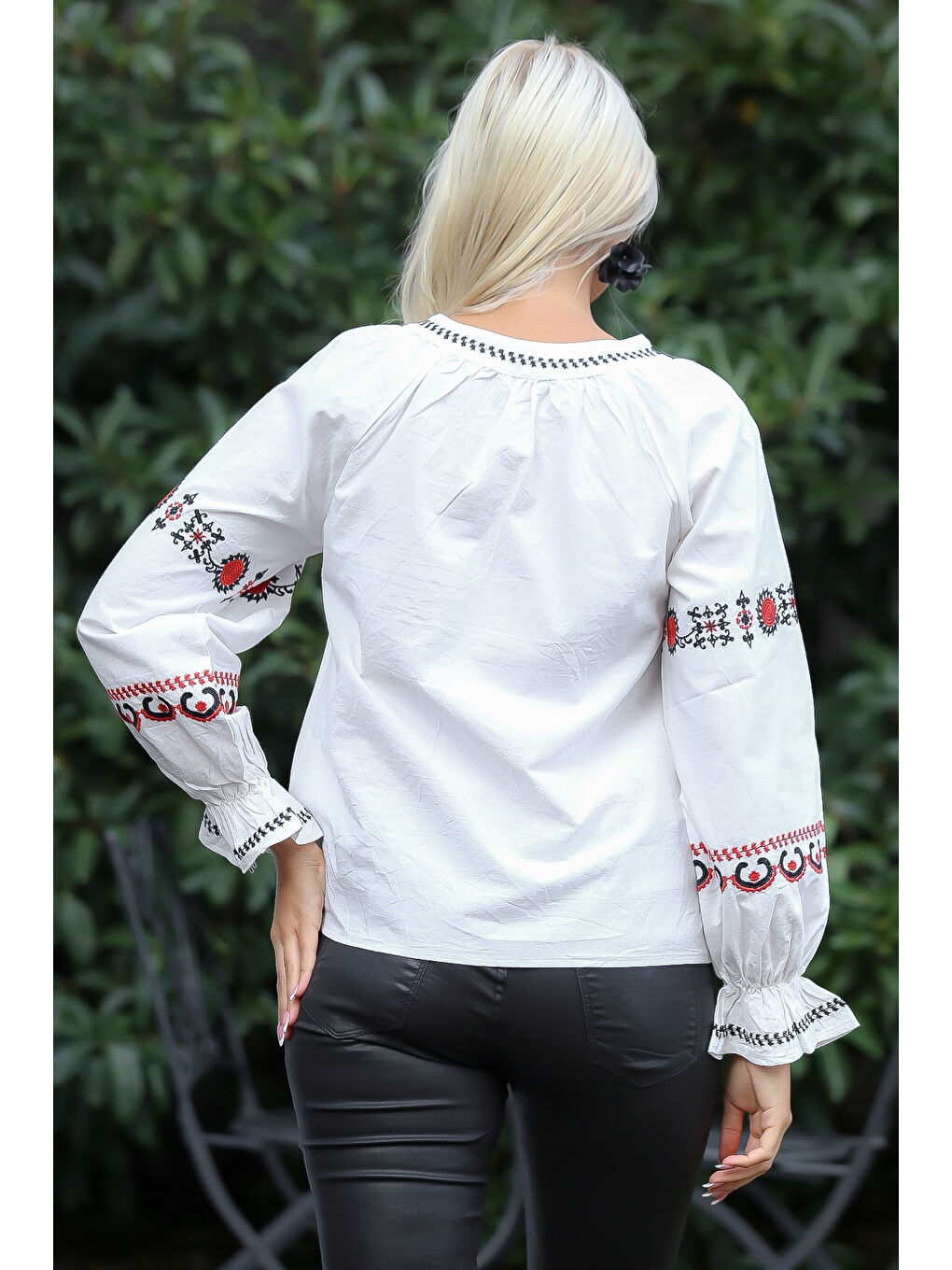 Beyaz Bisiklet Yaka Uzun Kol Bağlamalı Püsküllü Nakışlı Standart Casual Pamuk Dokuma Bluz-1