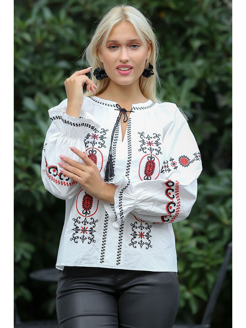 Beyaz Bisiklet Yaka Uzun Kol Bağlamalı Püsküllü Nakışlı Standart Casual Pamuk Dokuma Bluz-3