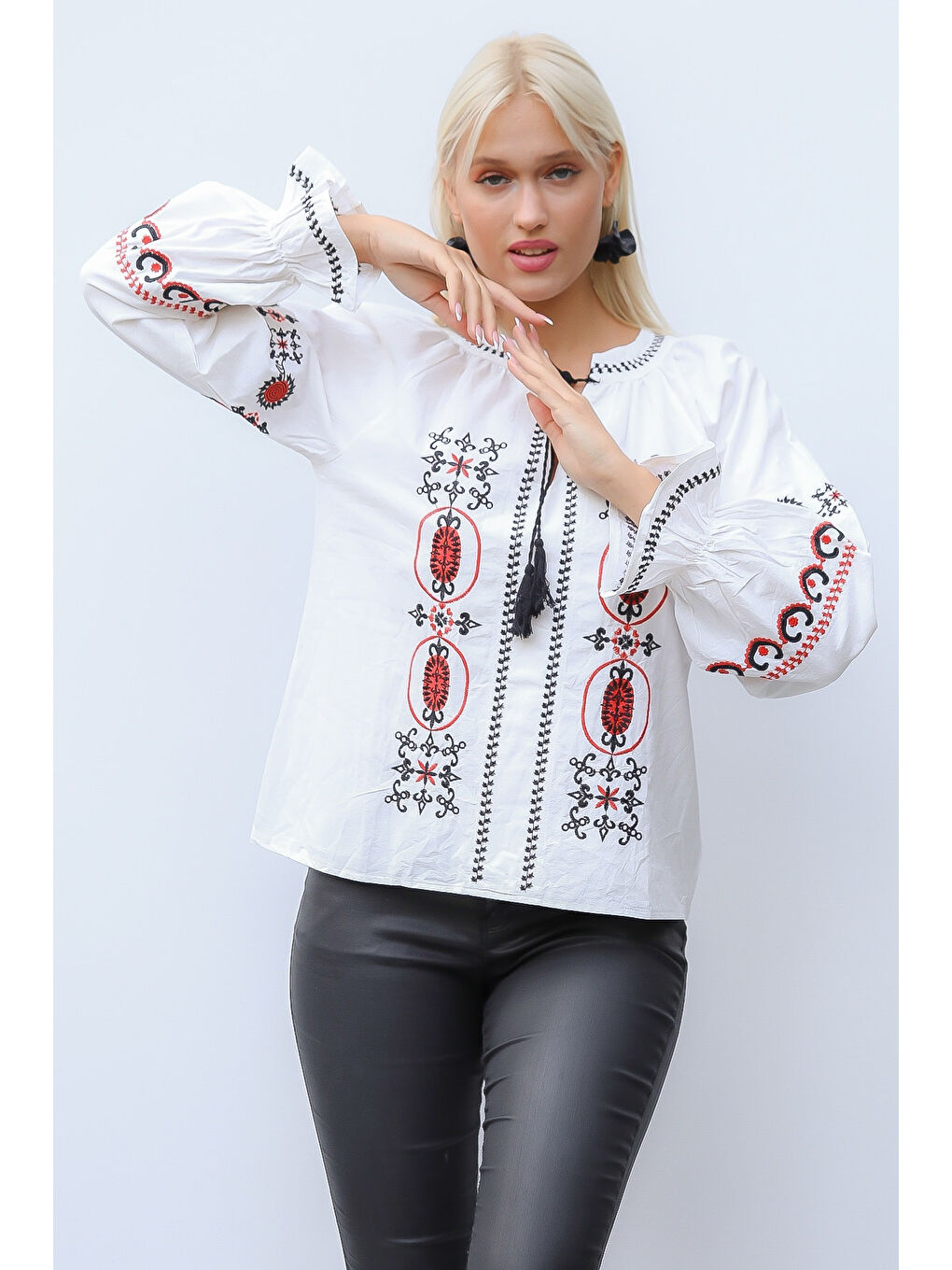 Beyaz Bisiklet Yaka Uzun Kol Bağlamalı Püsküllü Nakışlı Standart Casual Pamuk Dokuma Bluz-5