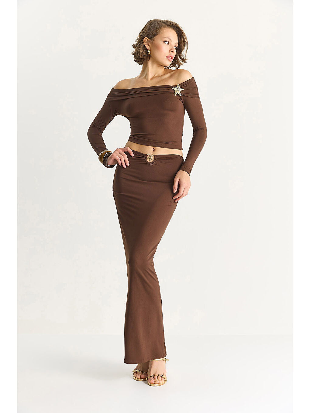 Kahverengi Kadın Aksesuar Detaylı Degaje Yaka Bluz Uzun Etek Elastanlı Saran Takım-2