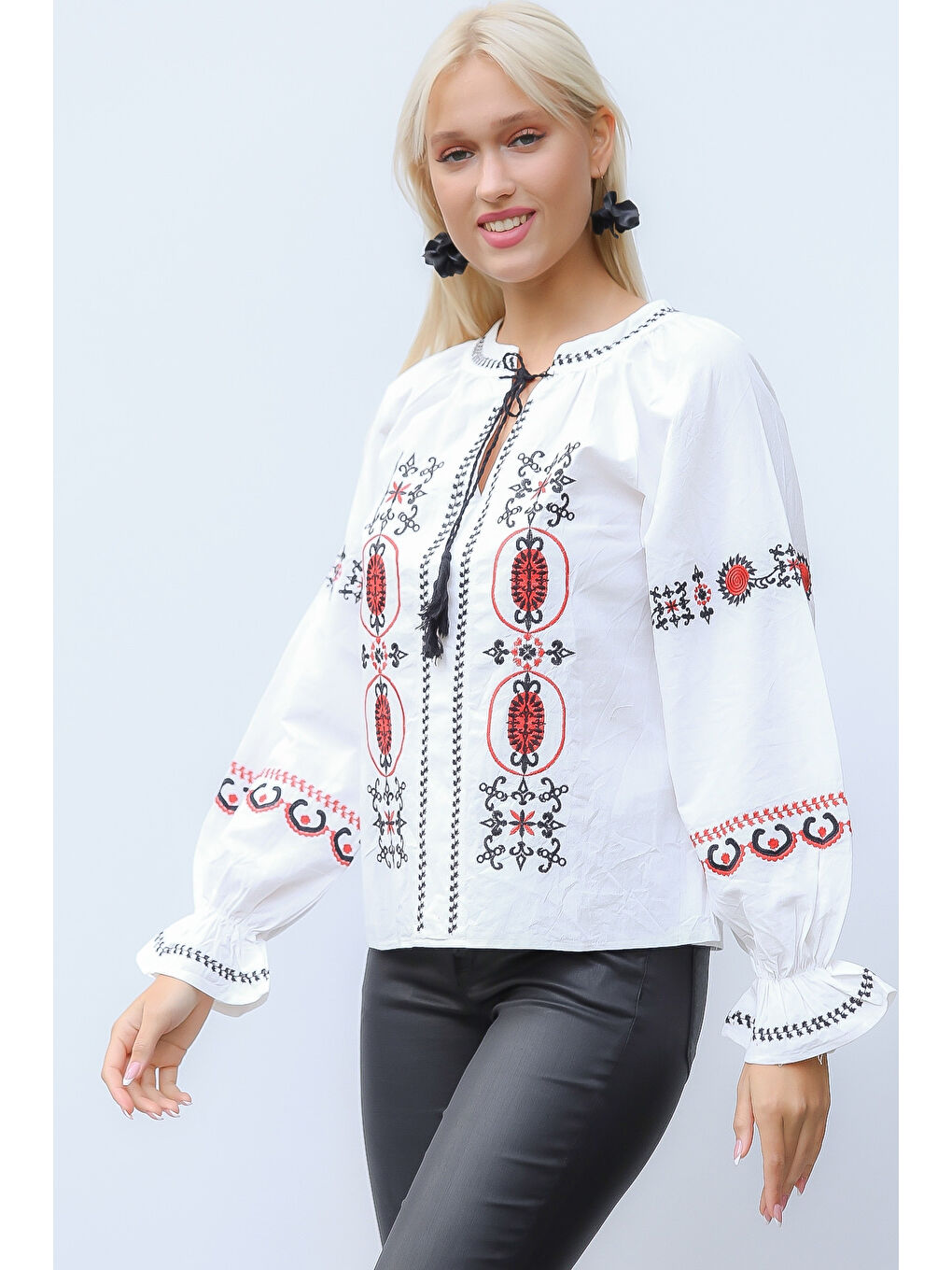 Beyaz Bisiklet Yaka Uzun Kol Bağlamalı Püsküllü Nakışlı Standart Casual Pamuk Dokuma Bluz-6