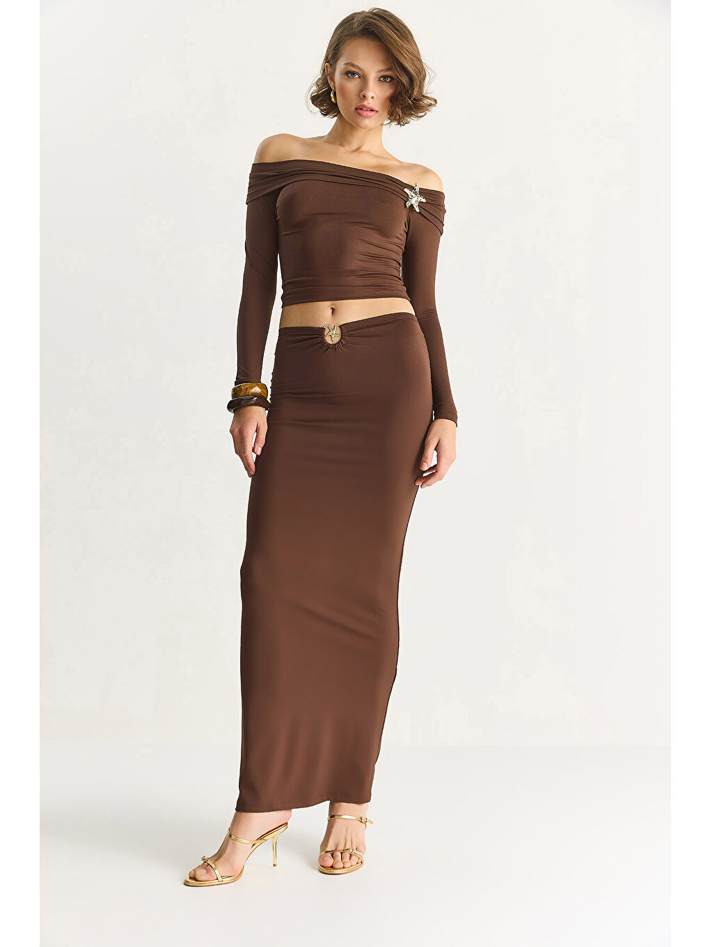 Kahverengi Kadın Aksesuar Detaylı Degaje Yaka Bluz Uzun Etek Elastanlı Saran Takım-4