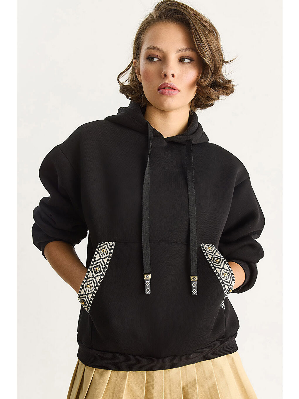 Siyah Kadın Kapüşonlu Etnik Şerit Detaylı Kanguru Cepli Şardonlu Sweatshirt