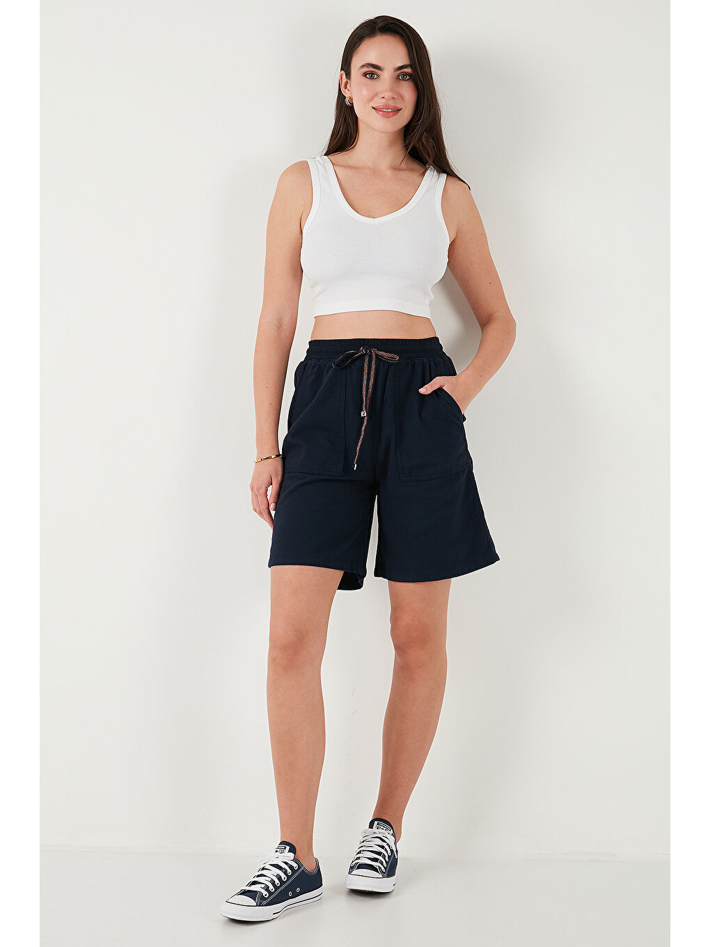 Lacivert Pamuklu Relaxed Fit Yüksek Bel Cepli Kadın Mini Şort 668YP5384