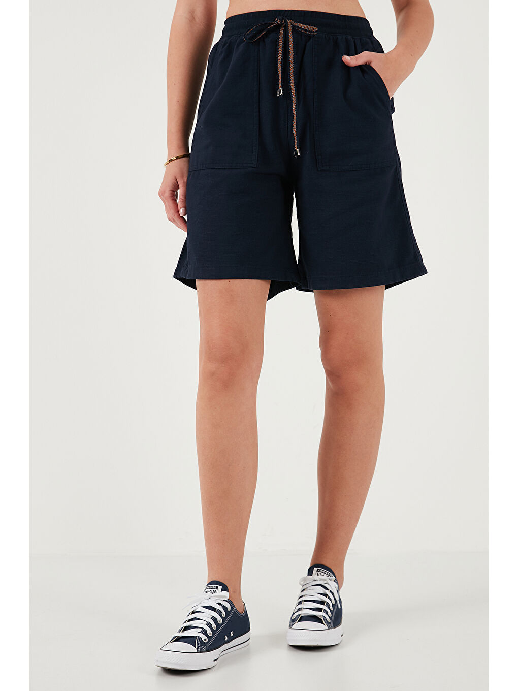 Lacivert Pamuklu Relaxed Fit Yüksek Bel Cepli Kadın Mini Şort 668YP5384-1