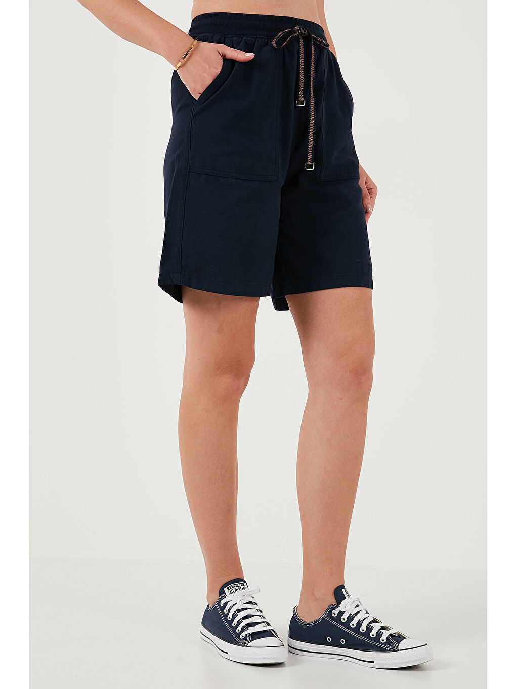 Lacivert Pamuklu Relaxed Fit Yüksek Bel Cepli Kadın Mini Şort 668YP5384-2