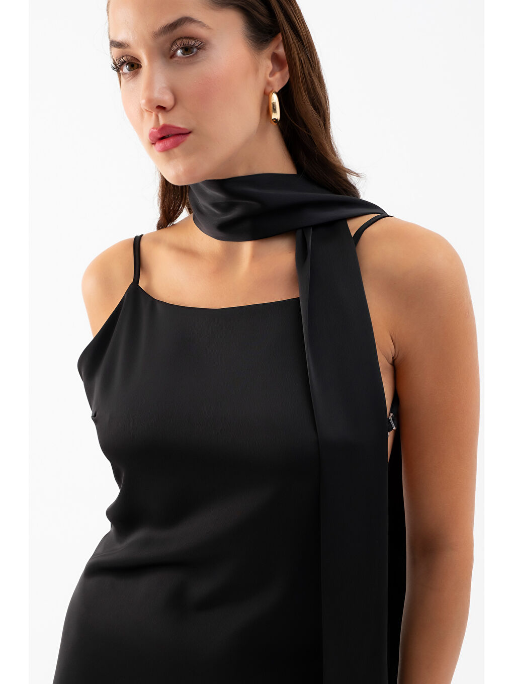 Kadın Siyah Fularlı Maxi Saten Elbise-3