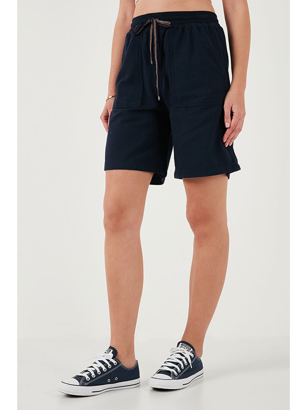 Lacivert Pamuklu Relaxed Fit Yüksek Bel Cepli Kadın Mini Şort 668YP5384-3