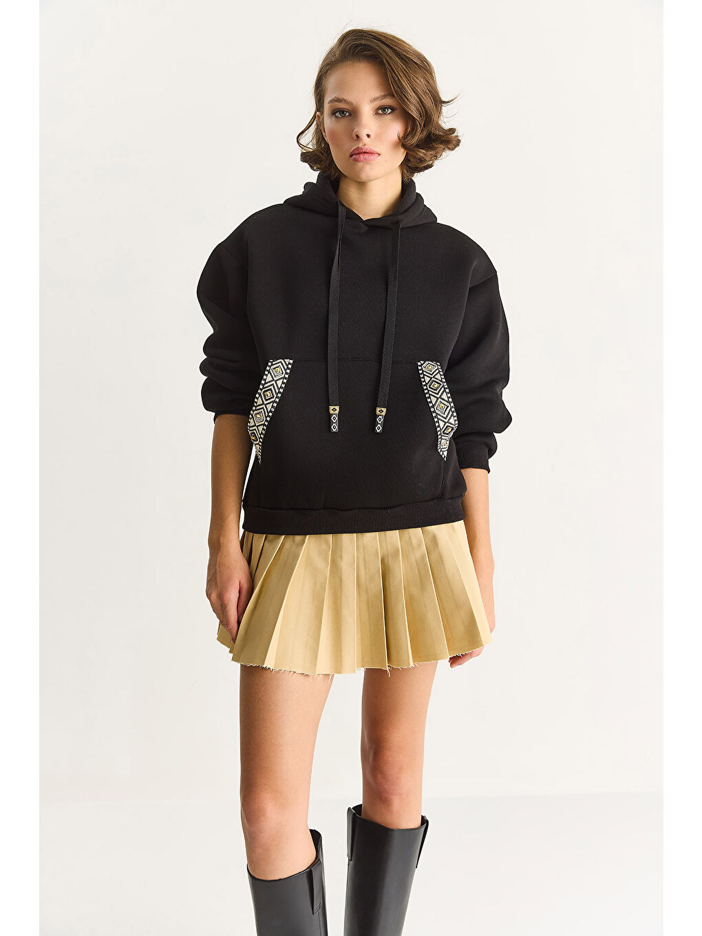 Siyah Kadın Kapüşonlu Etnik Şerit Detaylı Kanguru Cepli Şardonlu Sweatshirt-1