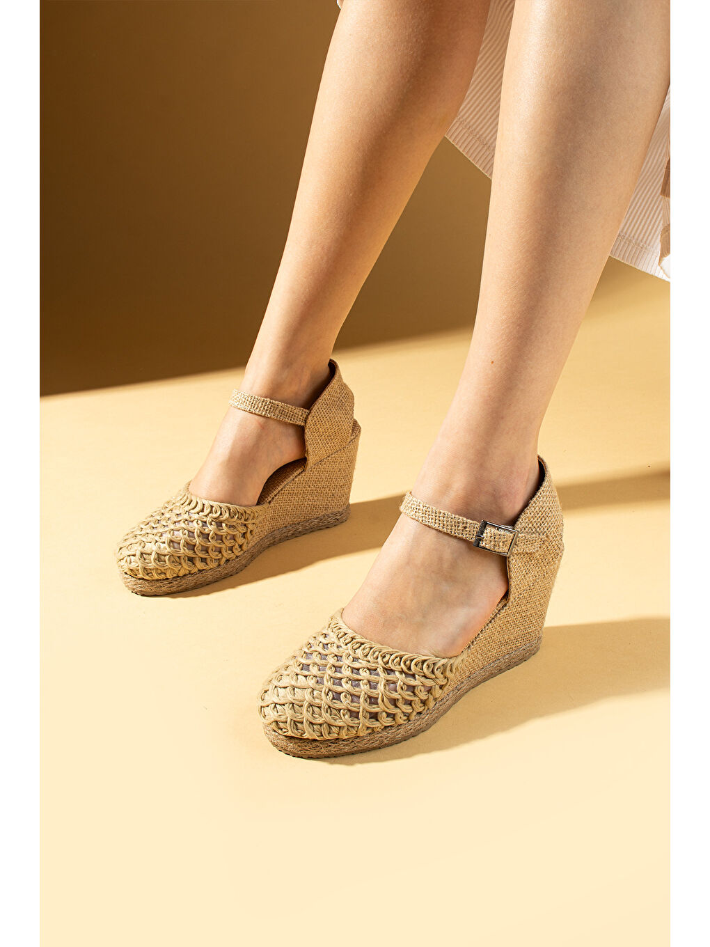 Bej Örgü Desenli Dolgu Topuklu Tokalı Kadın Sandalet 69-6969-25