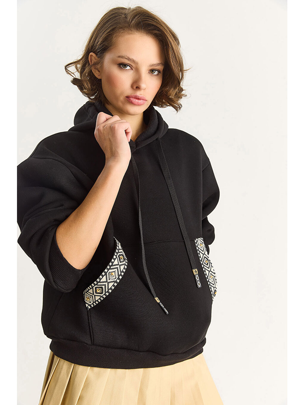 Siyah Kadın Kapüşonlu Etnik Şerit Detaylı Kanguru Cepli Şardonlu Sweatshirt-2
