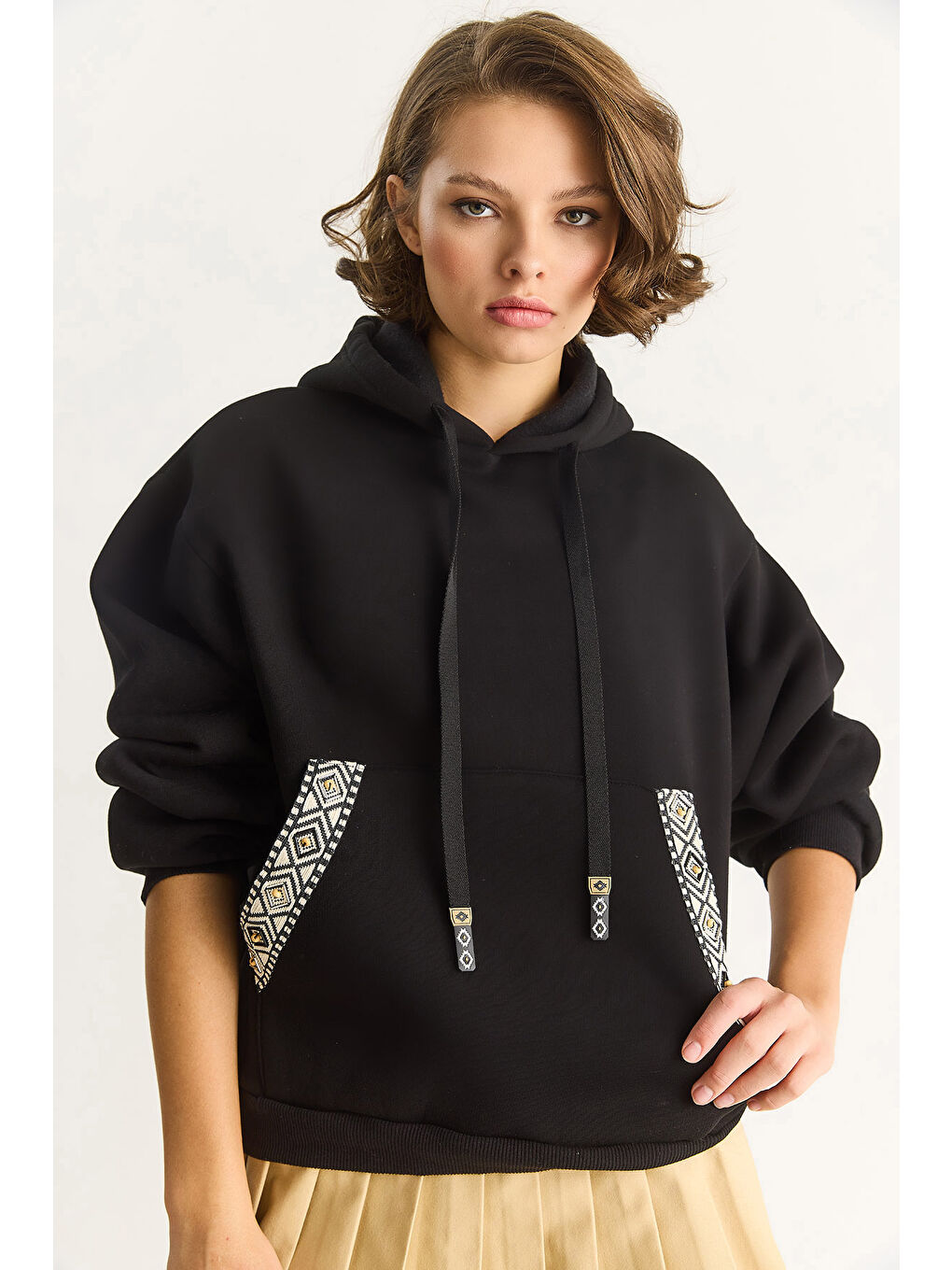 Siyah Kadın Kapüşonlu Etnik Şerit Detaylı Kanguru Cepli Şardonlu Sweatshirt-3