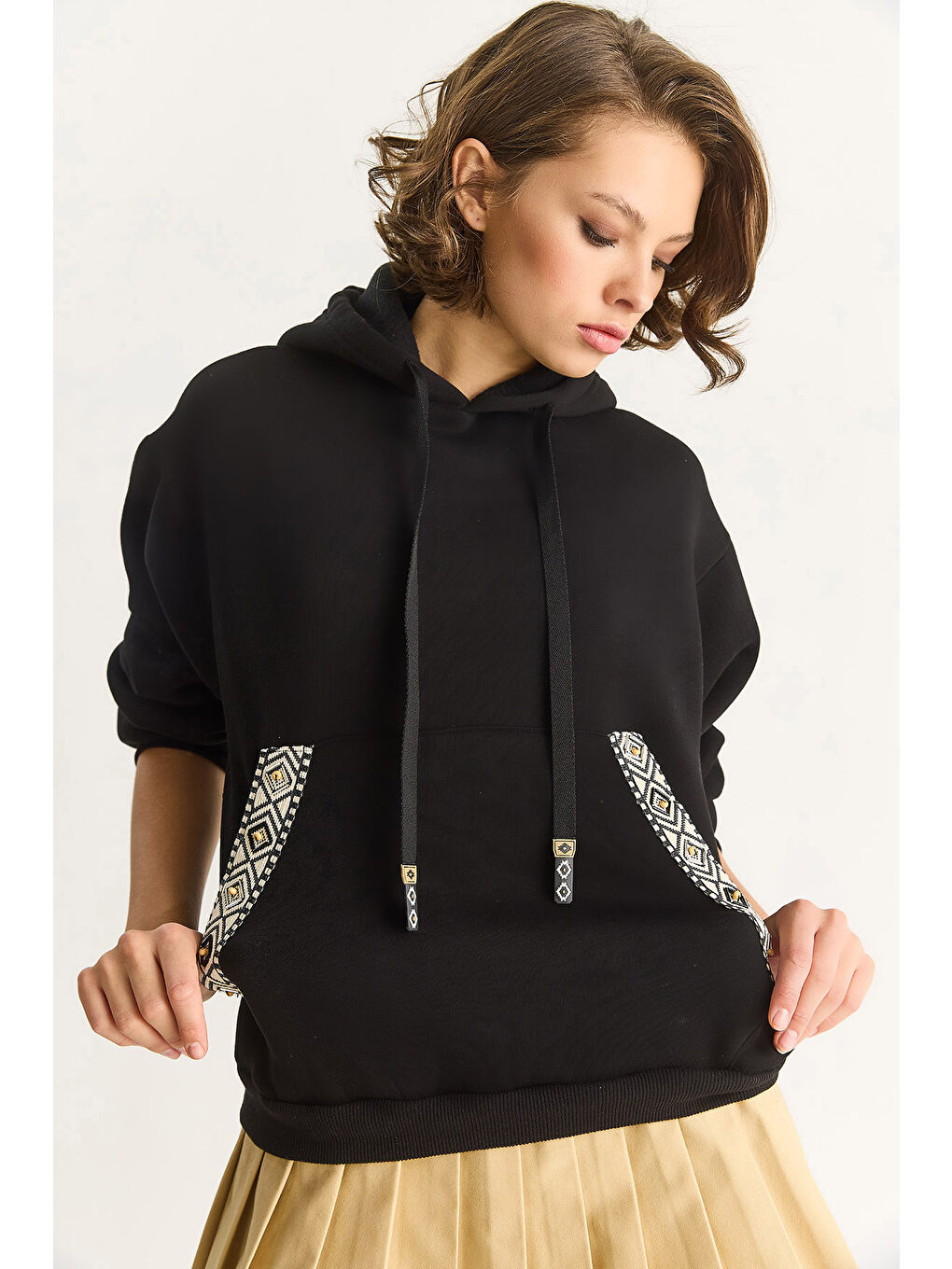 Siyah Kadın Kapüşonlu Etnik Şerit Detaylı Kanguru Cepli Şardonlu Sweatshirt-4