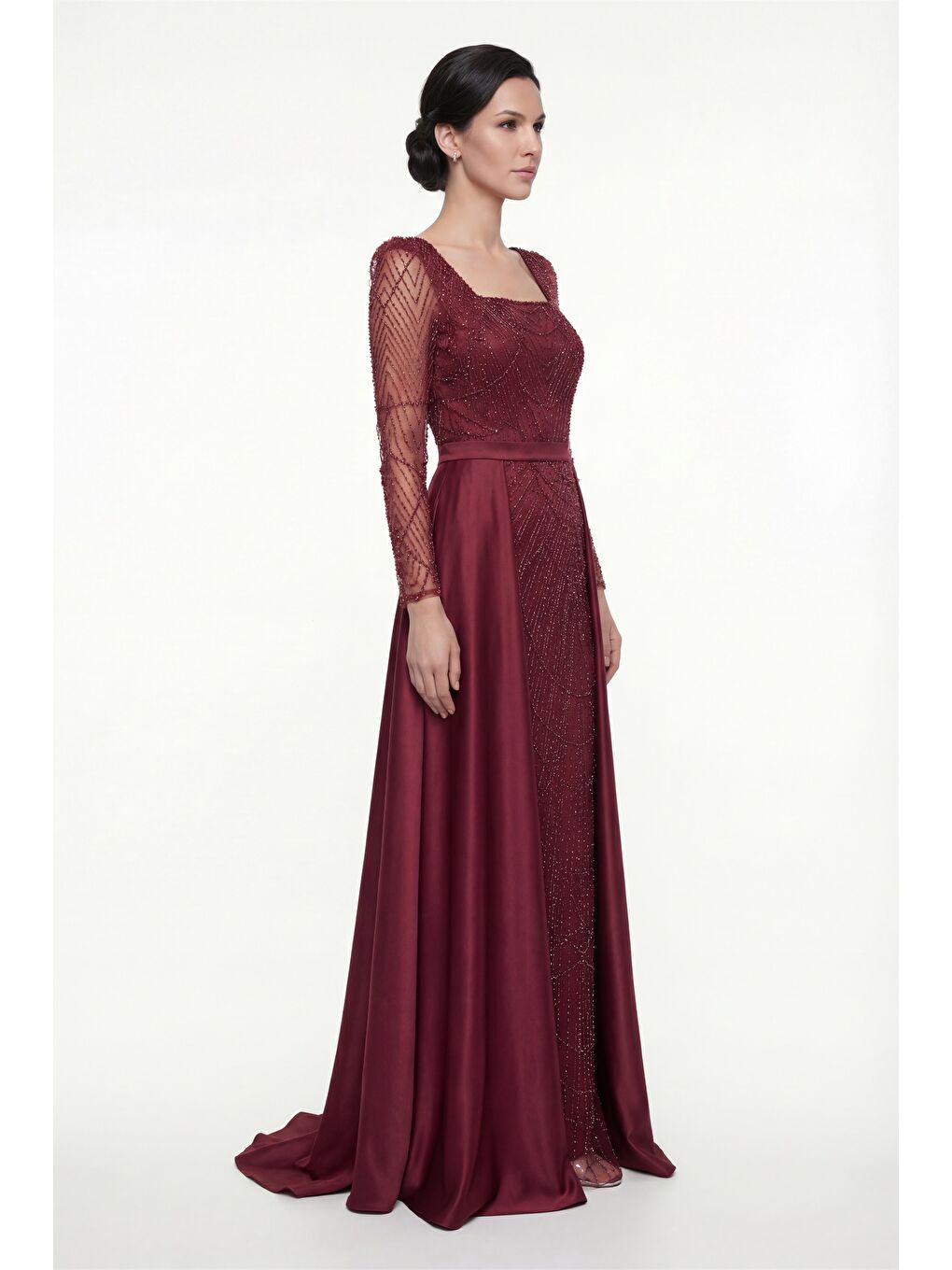 Kadın Bordo Dar Kalıp Uzun Kol Taşlı Saten Kuyruk Aksesuarlı Abiye-1