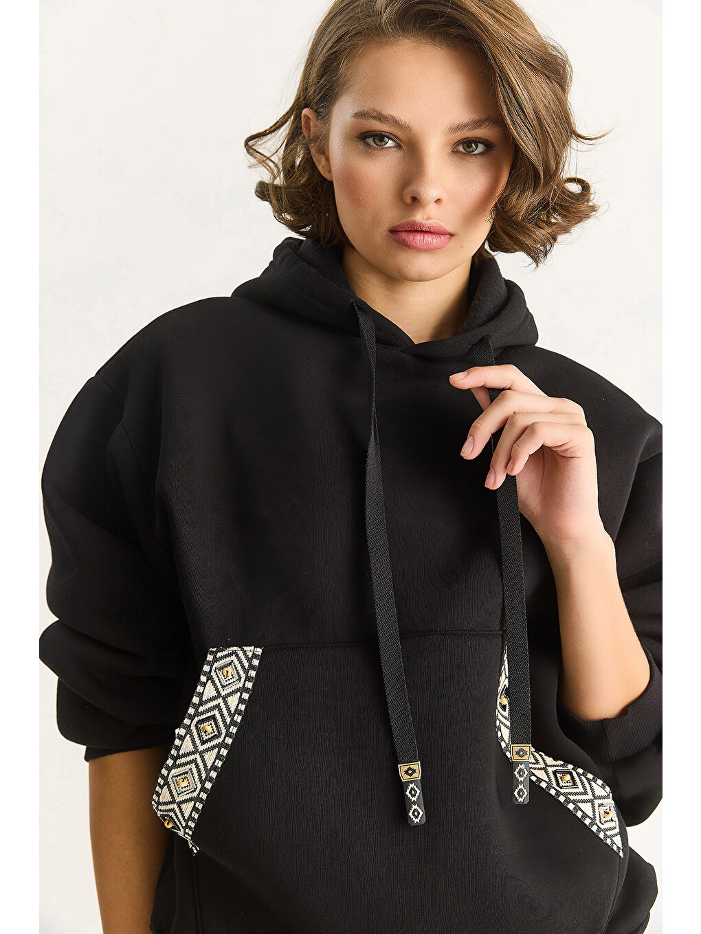 Siyah Kadın Kapüşonlu Etnik Şerit Detaylı Kanguru Cepli Şardonlu Sweatshirt-5