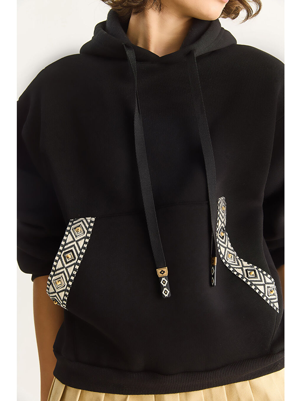Siyah Kadın Kapüşonlu Etnik Şerit Detaylı Kanguru Cepli Şardonlu Sweatshirt-6