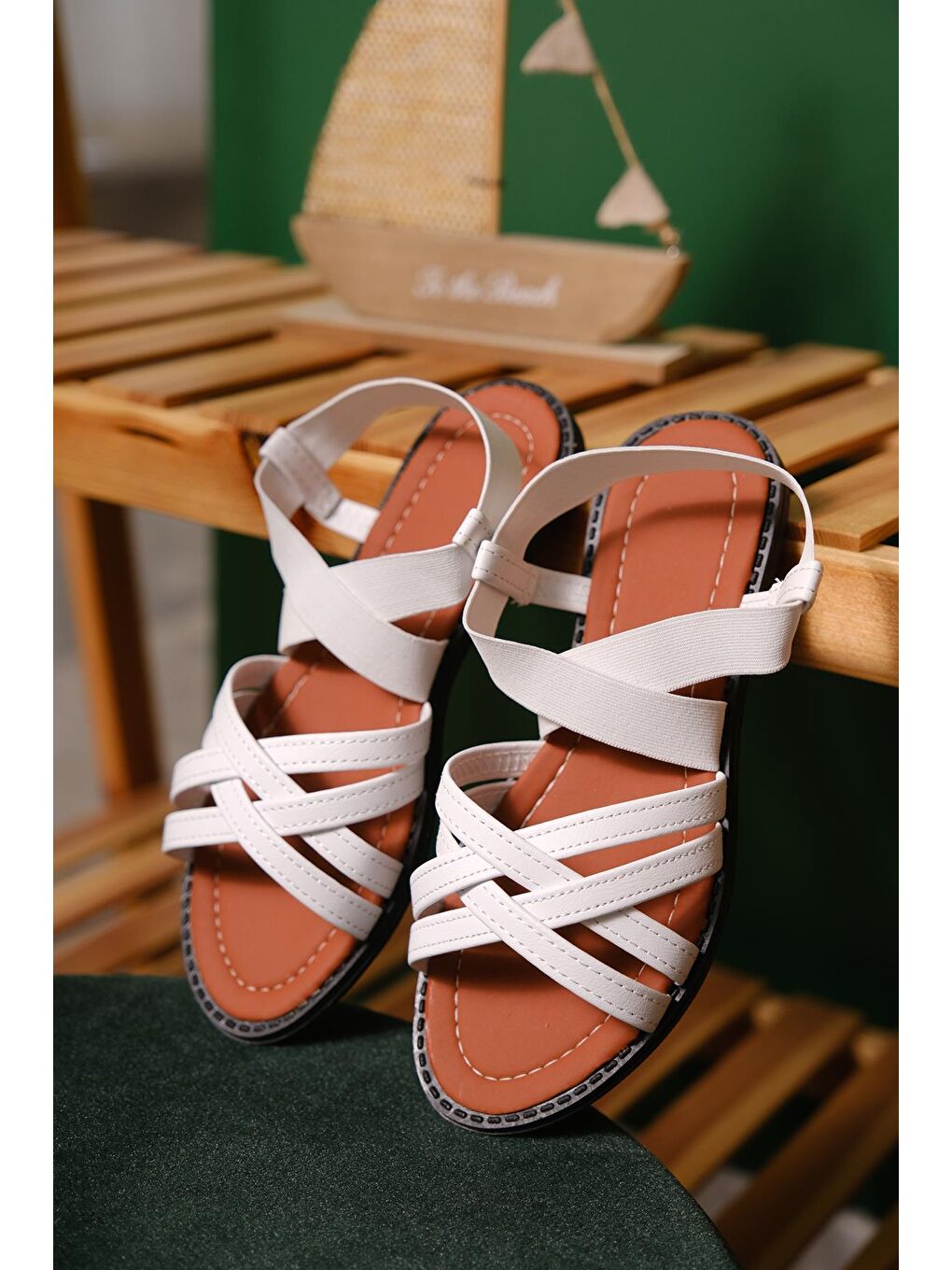 Beyaz Liqqa Çapraz Deri Detaylı Lastikli Kadın Sandalet