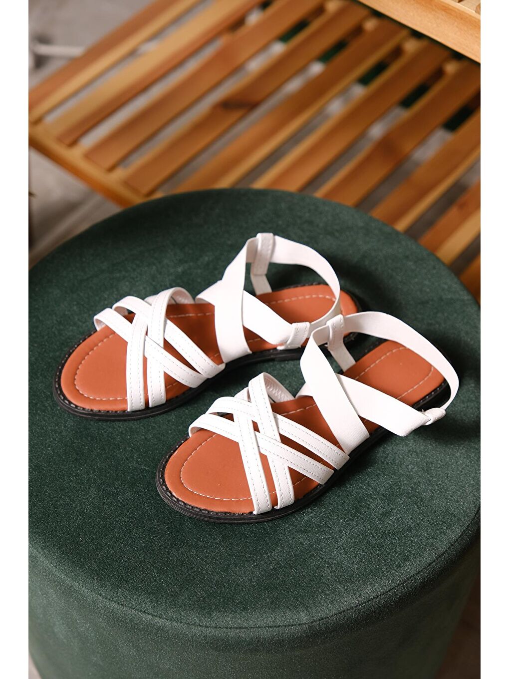 Beyaz Liqqa Çapraz Deri Detaylı Lastikli Kadın Sandalet-1