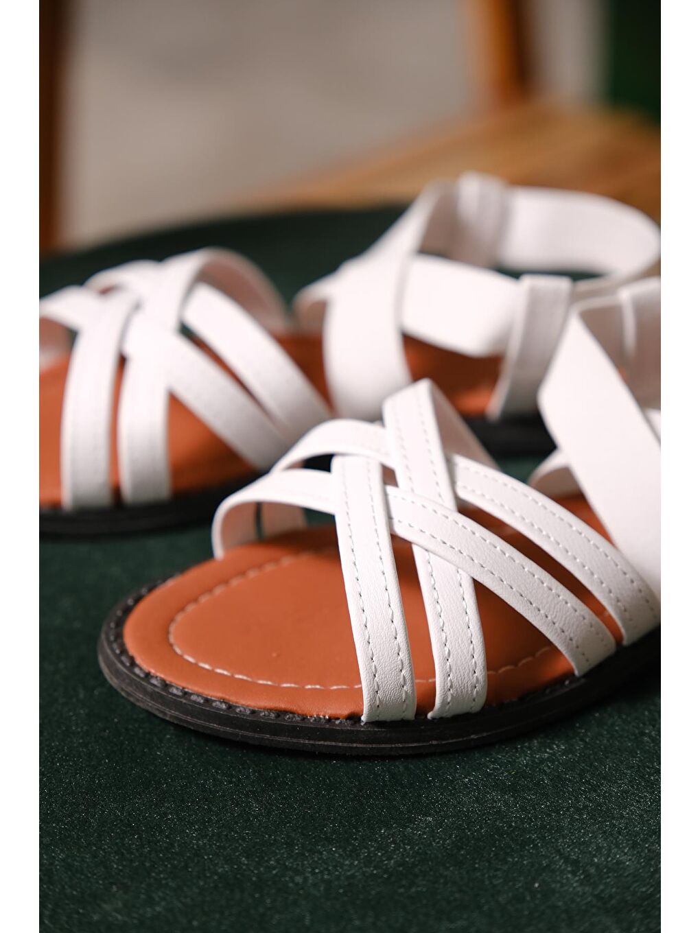 Beyaz Liqqa Çapraz Deri Detaylı Lastikli Kadın Sandalet-2