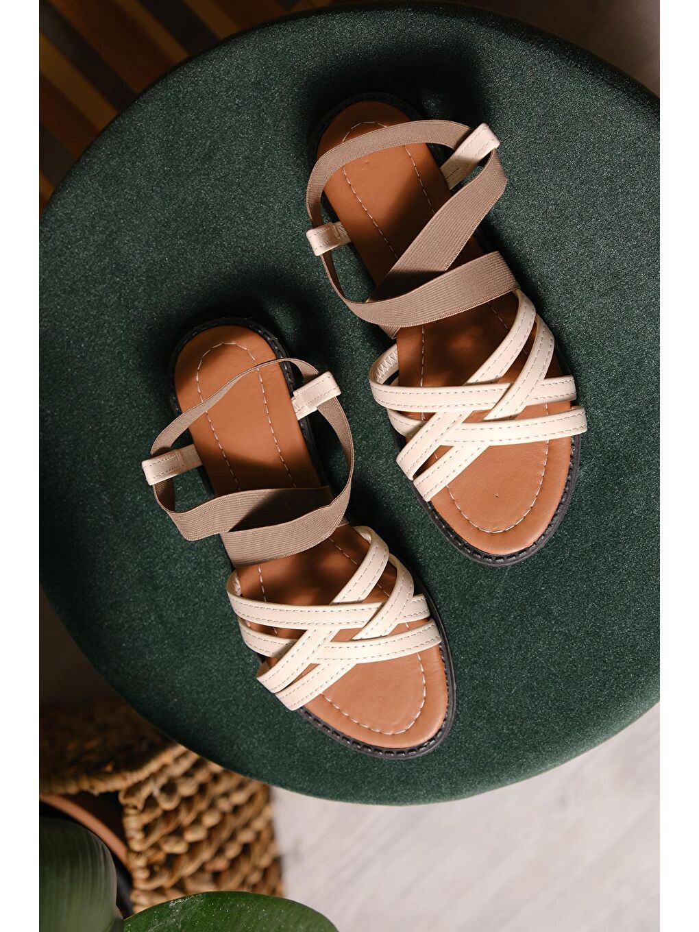 Ekru Liqqa Çapraz Deri Detaylı Lastikli Kadın Sandalet-1