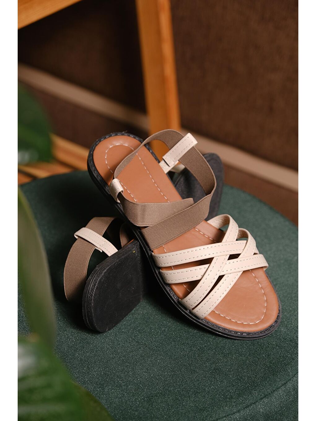 Ekru Liqqa Çapraz Deri Detaylı Lastikli Kadın Sandalet-2