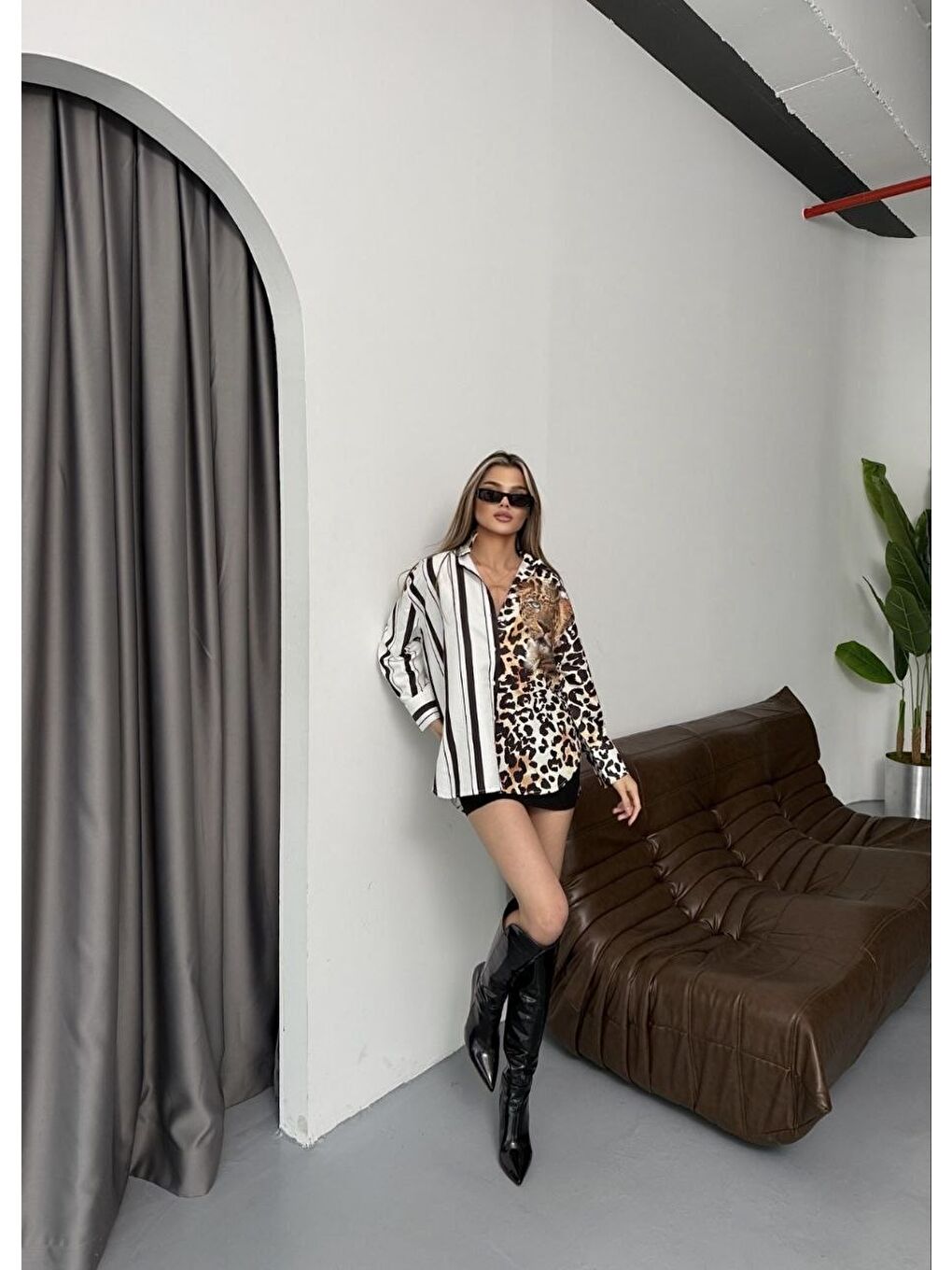 Beyaz Leopar Taş Baskılı Yarısı Çizgili Gömlek-1