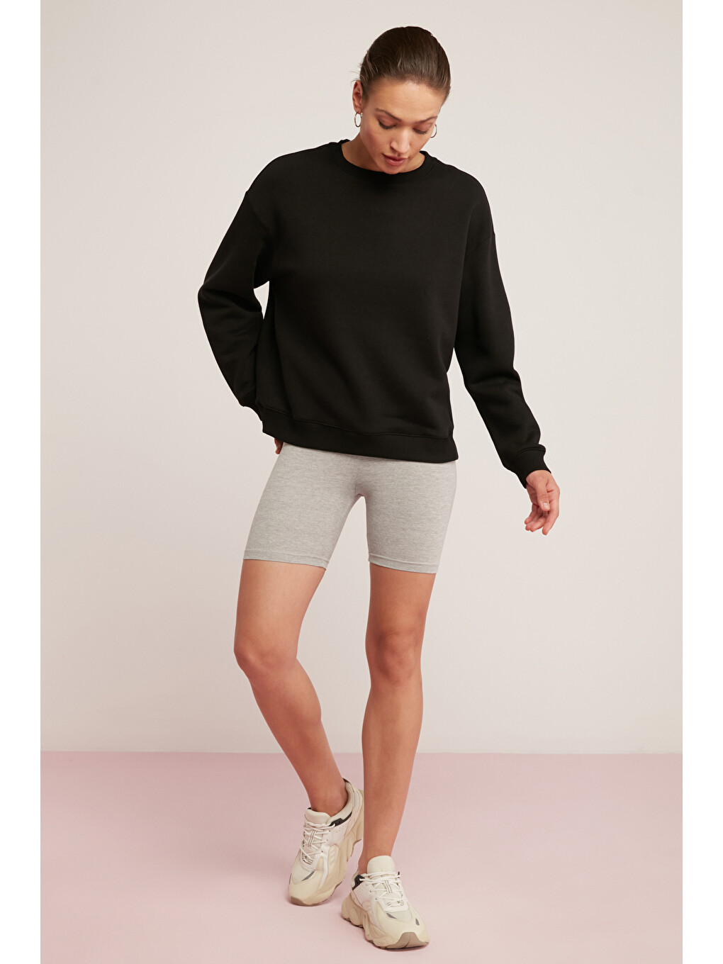Sahra Kadın Pamuklu Içi Polarlı Yumuşacık Oversize Yuvarlak Yaka Basıc Siyah Sweatshirt-4