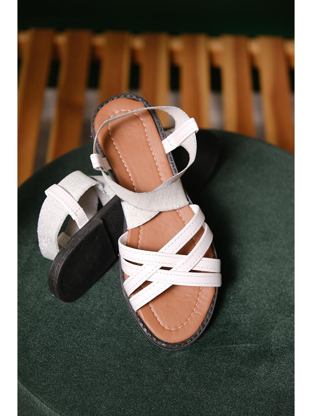 Gri Liqqa Çapraz Deri Detaylı Lastikli Kadın Sandalet-2