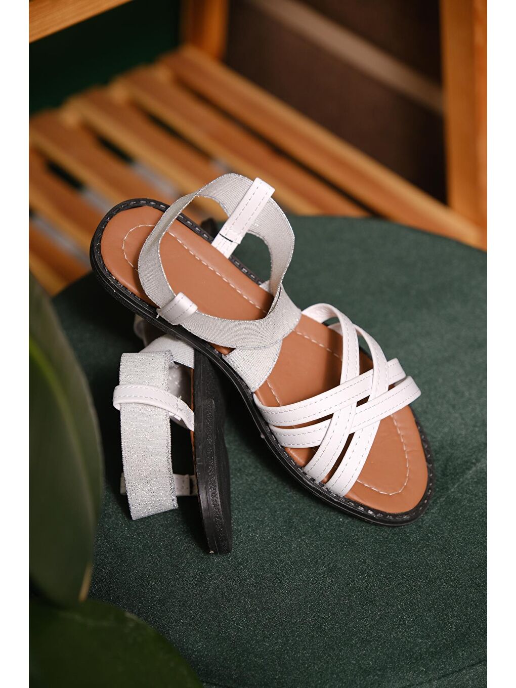 Gri Liqqa Çapraz Deri Detaylı Lastikli Kadın Sandalet-3