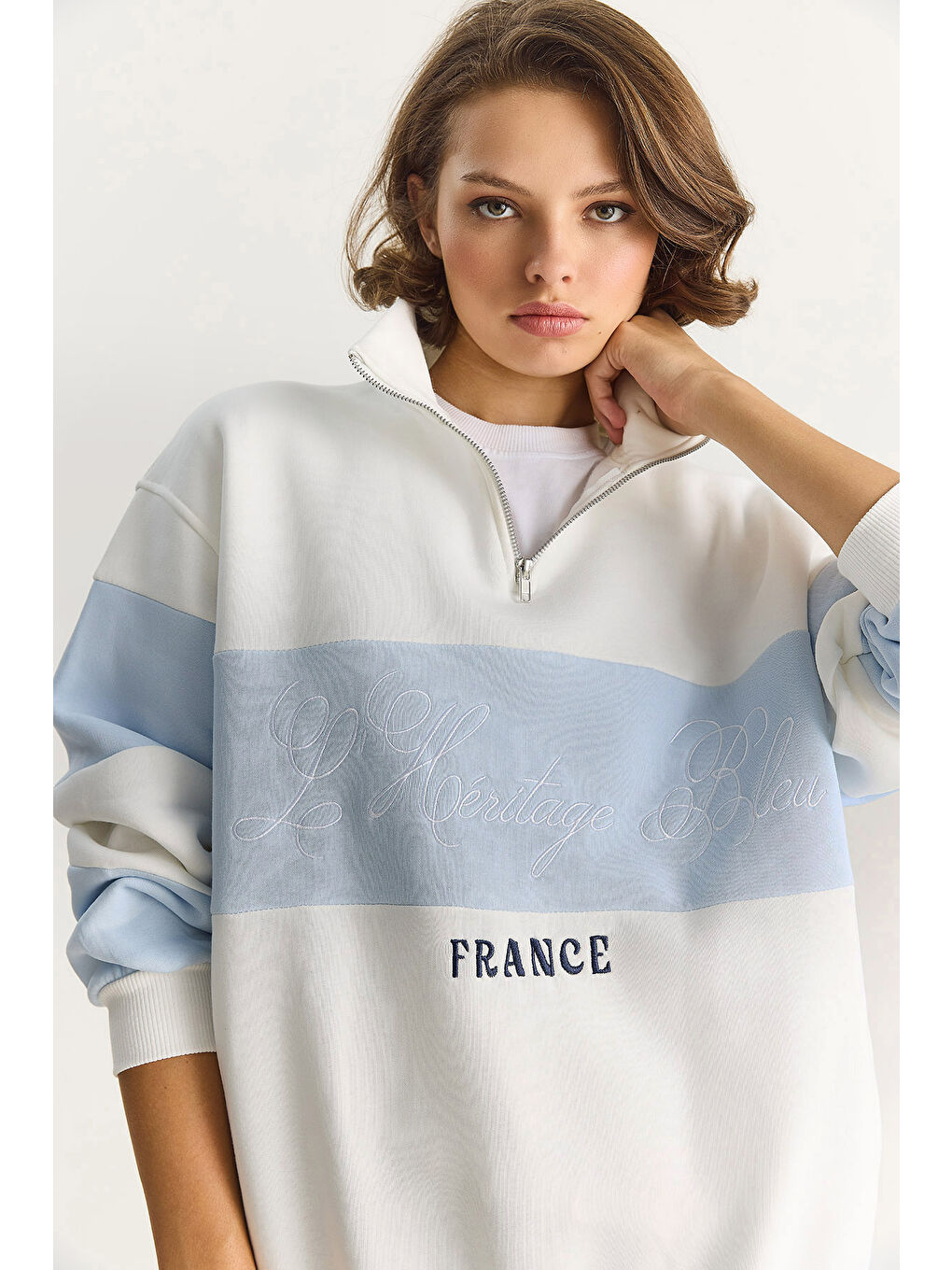 Beyaz Kadın Yarım Fermuarlı Nakış Detaylı Renk Bloklu Oversize Sweatshirt