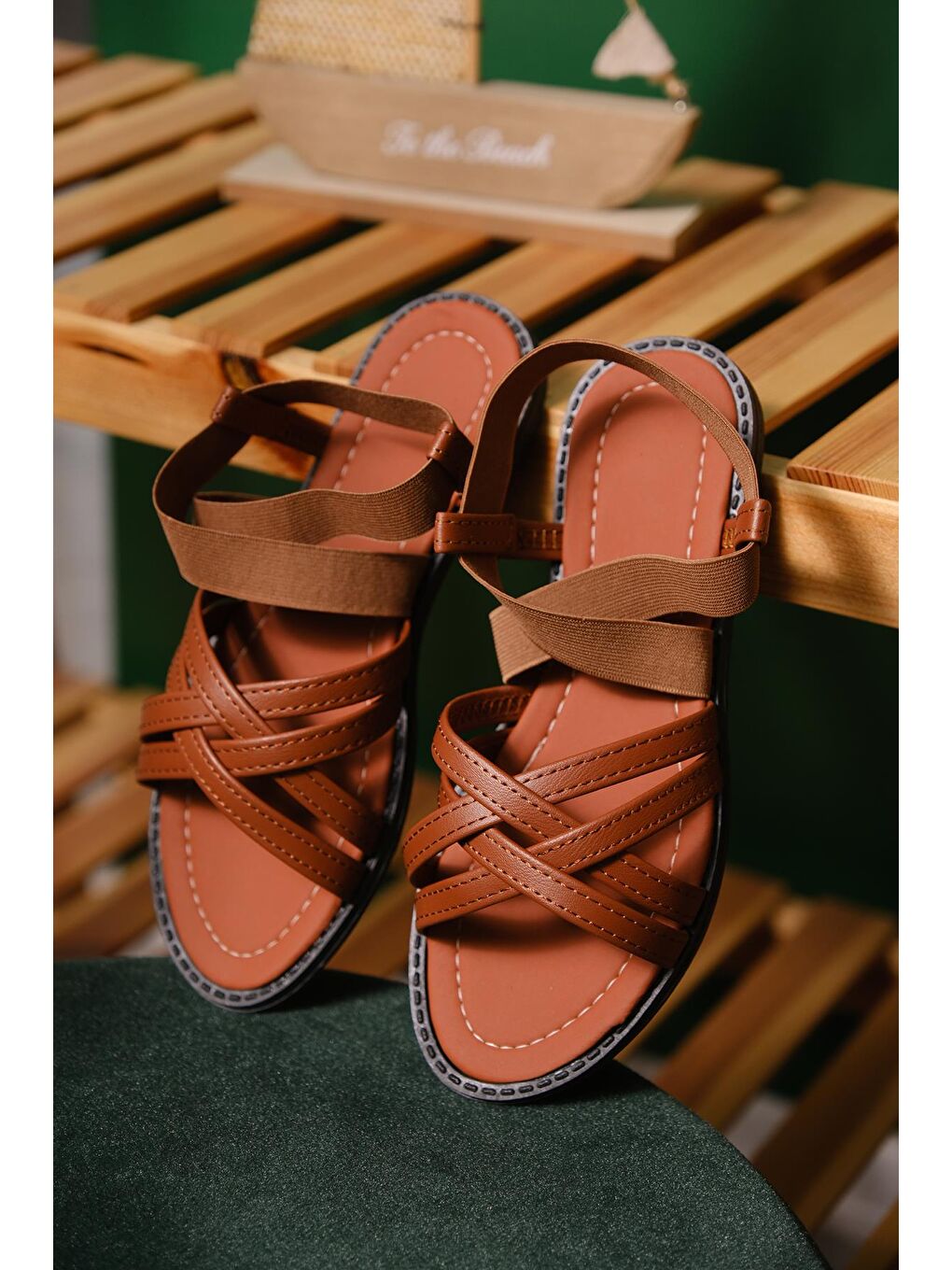 Kahverengi Liqqa Çapraz Deri Detaylı Lastikli Kadın Sandalet