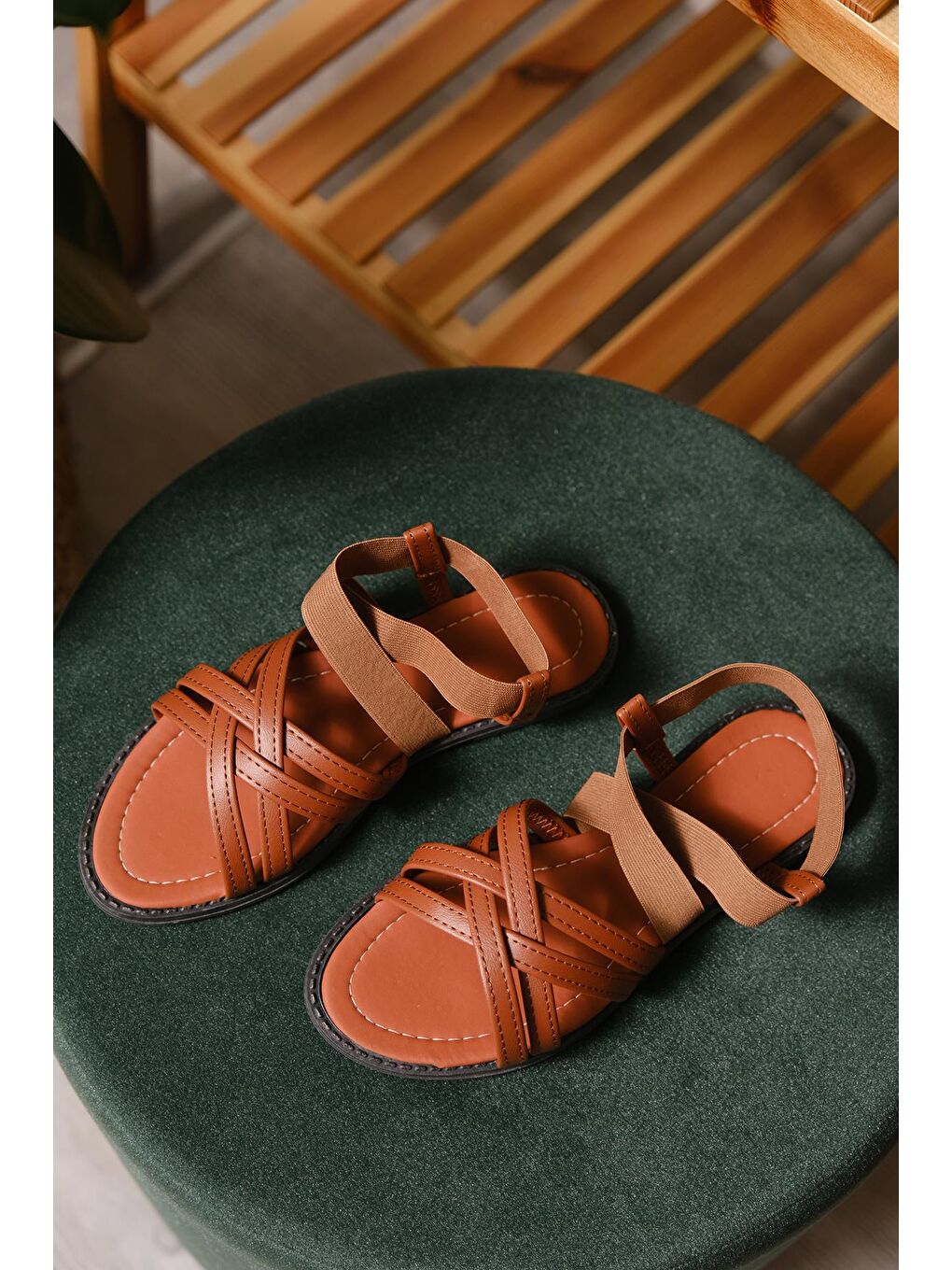 Kahverengi Liqqa Çapraz Deri Detaylı Lastikli Kadın Sandalet-1
