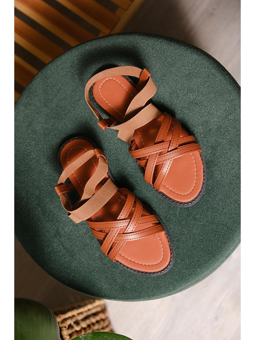 Kahverengi Liqqa Çapraz Deri Detaylı Lastikli Kadın Sandalet-2