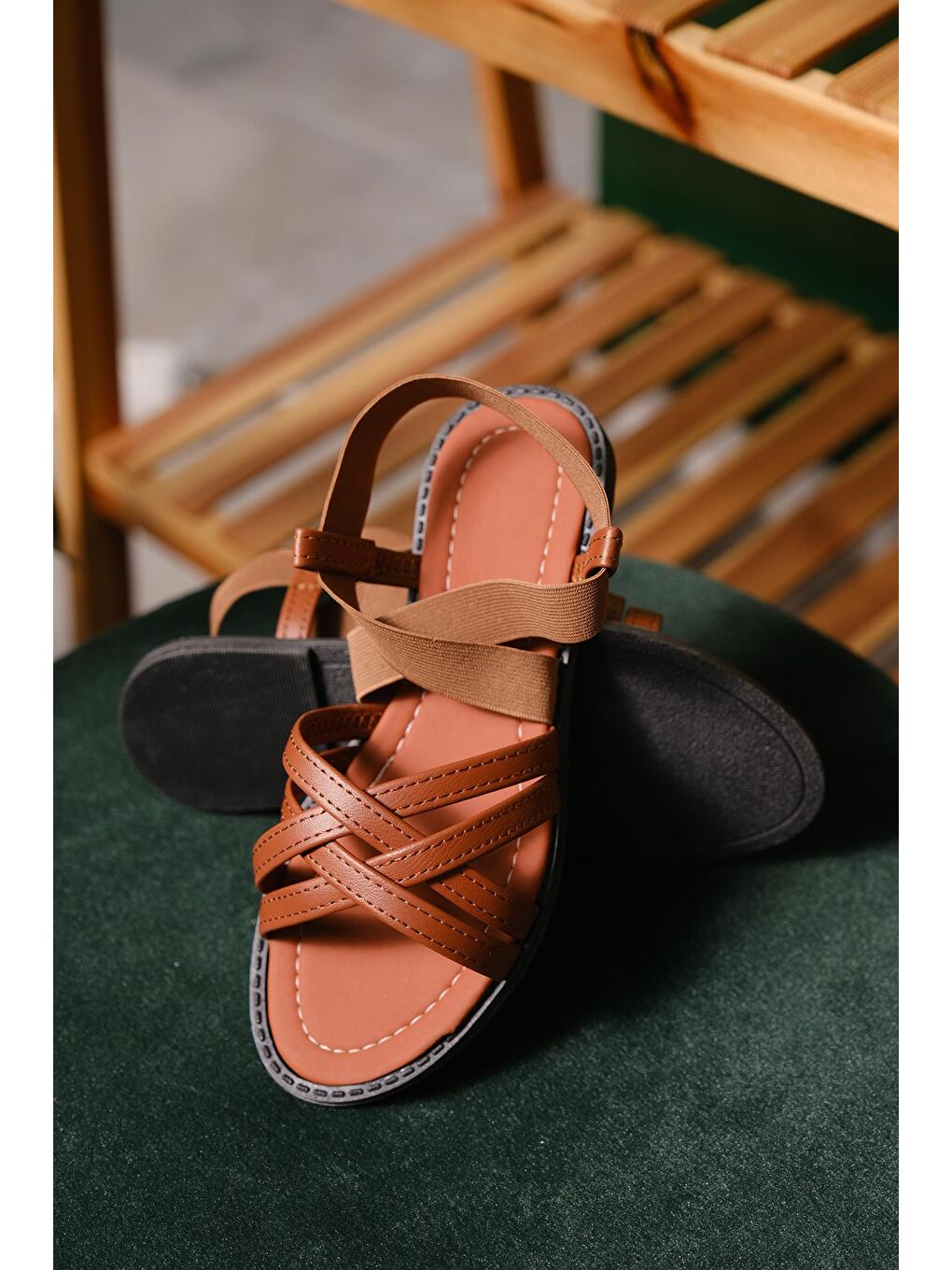 Kahverengi Liqqa Çapraz Deri Detaylı Lastikli Kadın Sandalet-5