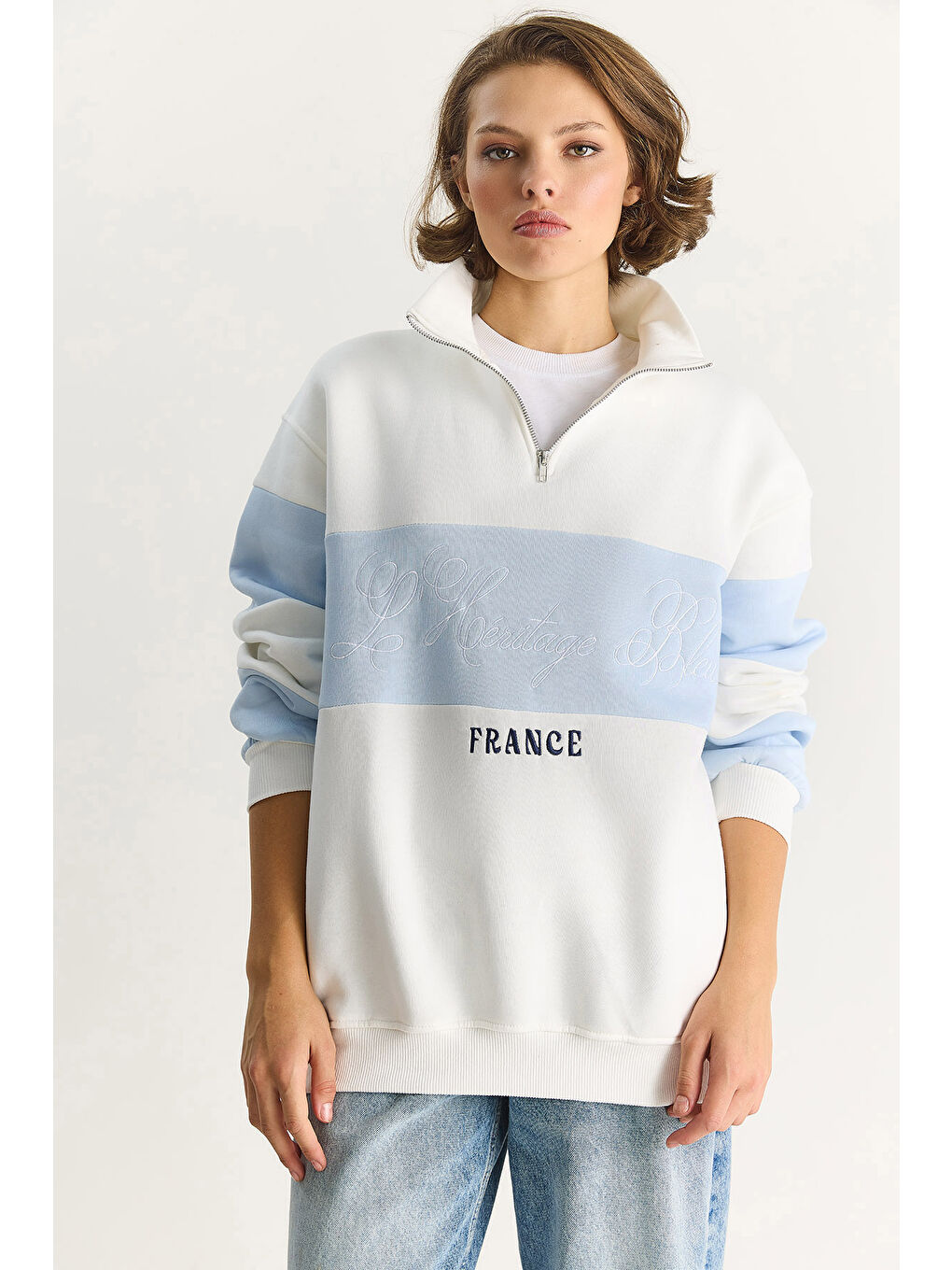 Beyaz Kadın Yarım Fermuarlı Nakış Detaylı Renk Bloklu Oversize Sweatshirt-1