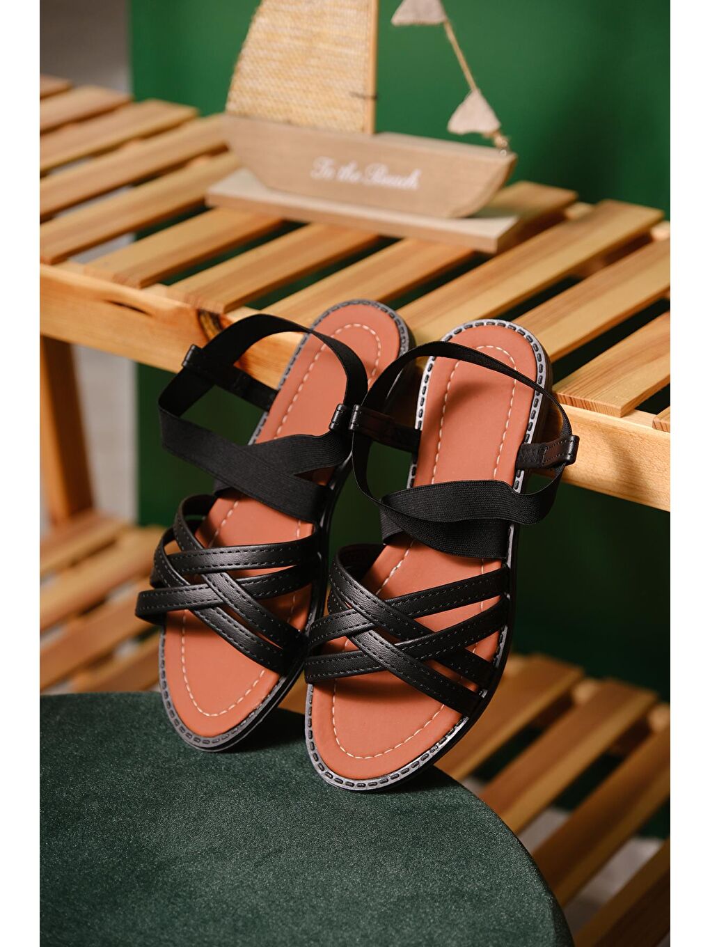 Siyah Liqqa Çapraz Deri Detaylı Lastikli Kadın Sandalet