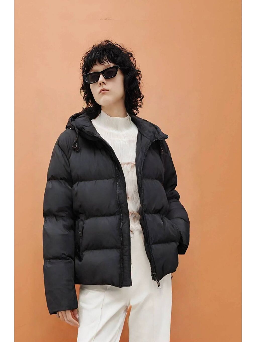 Siyah Kadın Relax Fit Kapüşonlu Fermuarlı Kısa Şişme Mont - Puffer Jacket