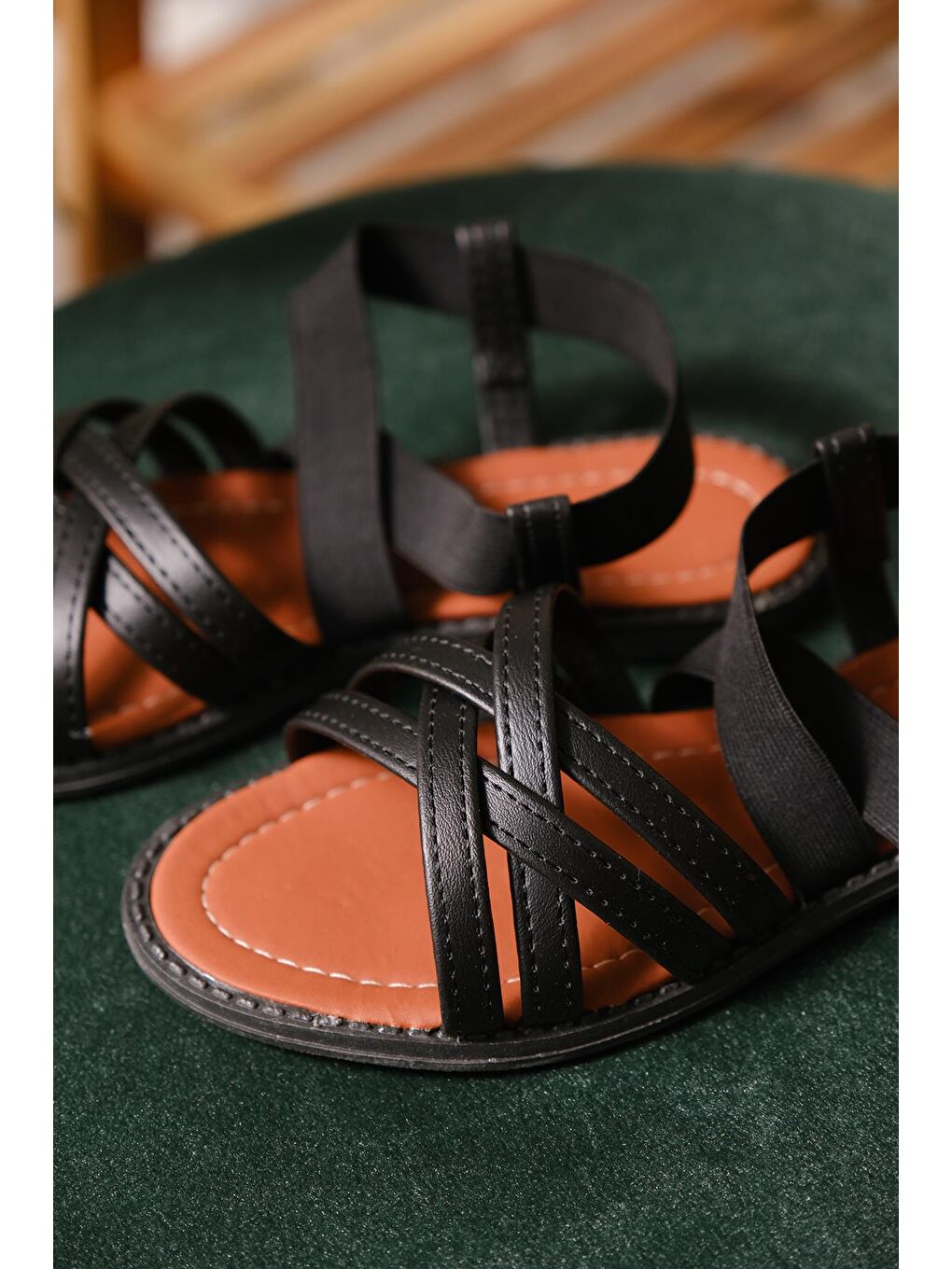 Siyah Liqqa Çapraz Deri Detaylı Lastikli Kadın Sandalet-2
