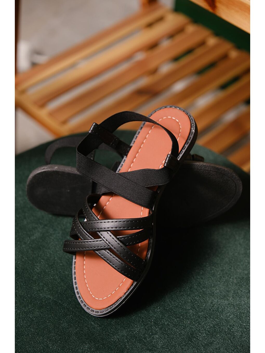 Siyah Liqqa Çapraz Deri Detaylı Lastikli Kadın Sandalet-3