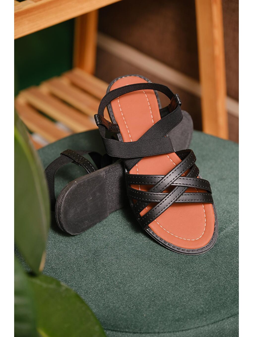 Siyah Liqqa Çapraz Deri Detaylı Lastikli Kadın Sandalet-4