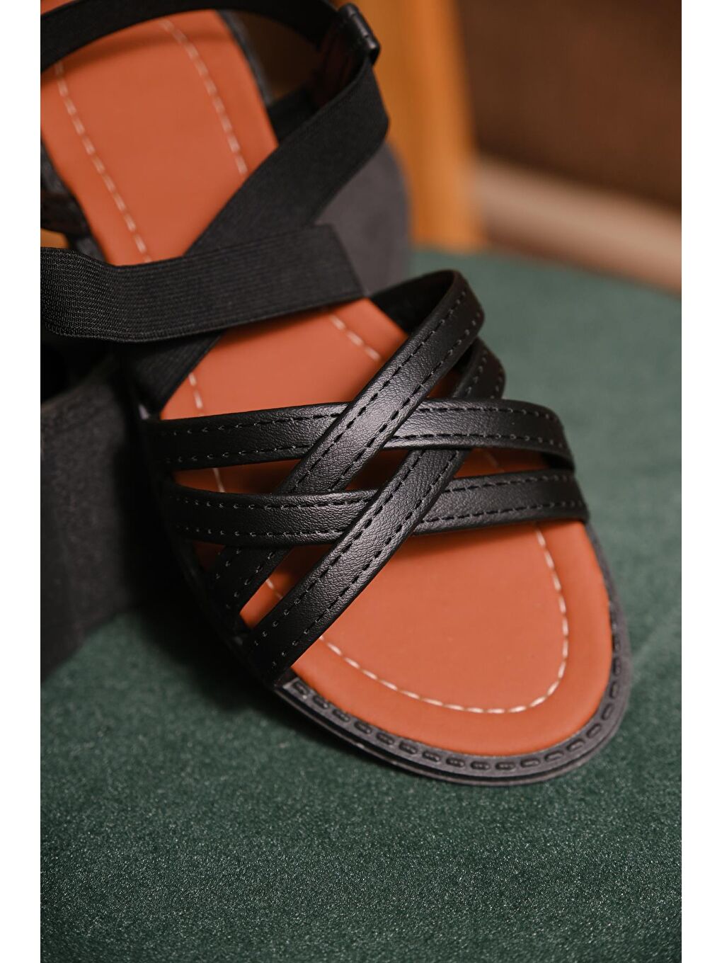 Siyah Liqqa Çapraz Deri Detaylı Lastikli Kadın Sandalet-5