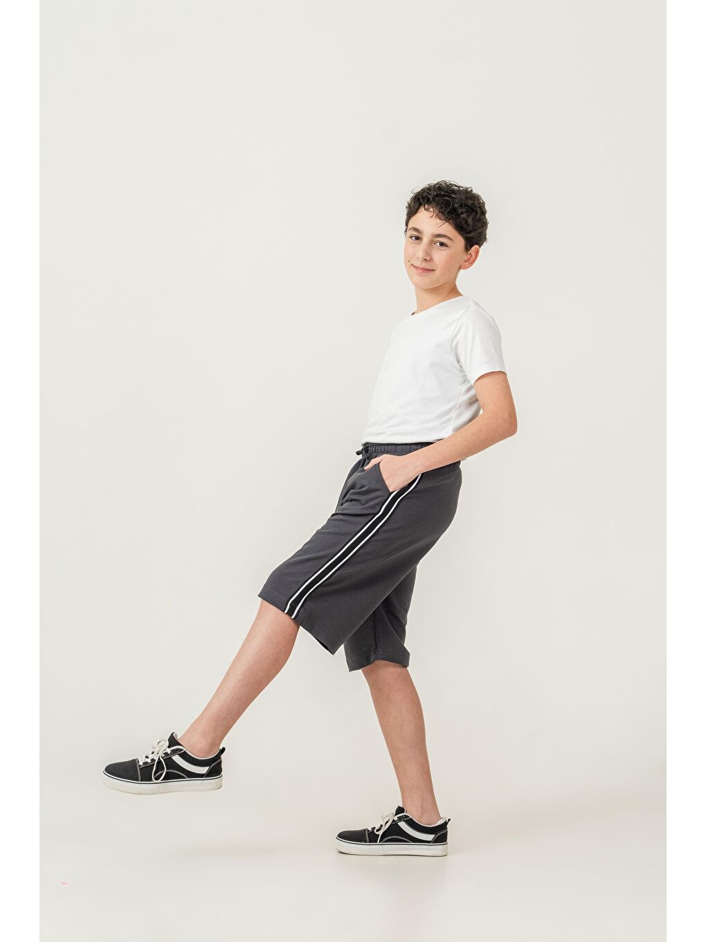 Gri Yanlar Şeritli Erkek Çocuk Şort-3