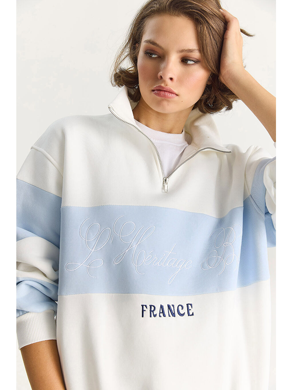 Beyaz Kadın Yarım Fermuarlı Nakış Detaylı Renk Bloklu Oversize Sweatshirt-2